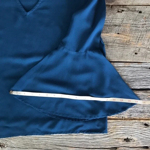 Just Living V-Neck Bell Sleeve Blouse Size Medium - Picture 9 of 10